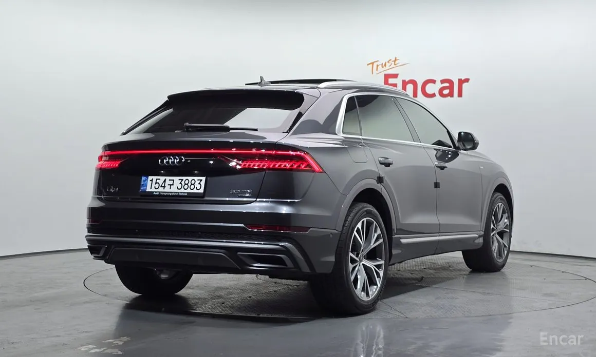 Фото 2 - Audi Q8