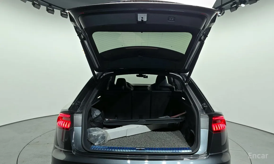 Фото 20 - Audi Q8