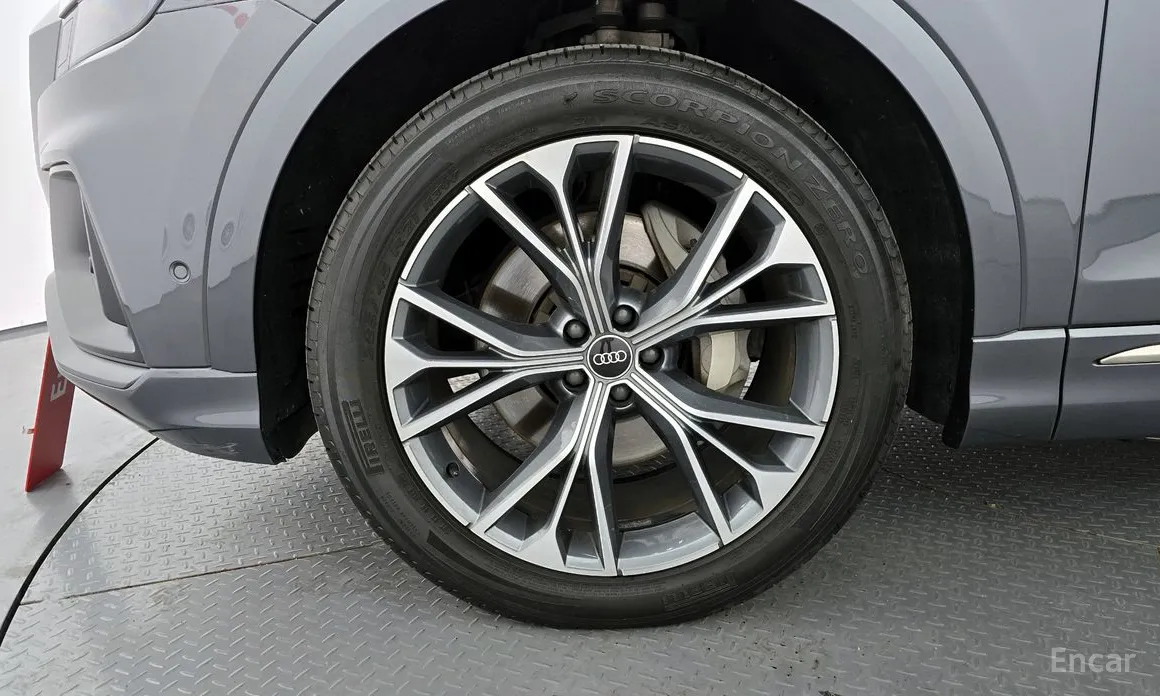 Фото 5 - Audi Q8