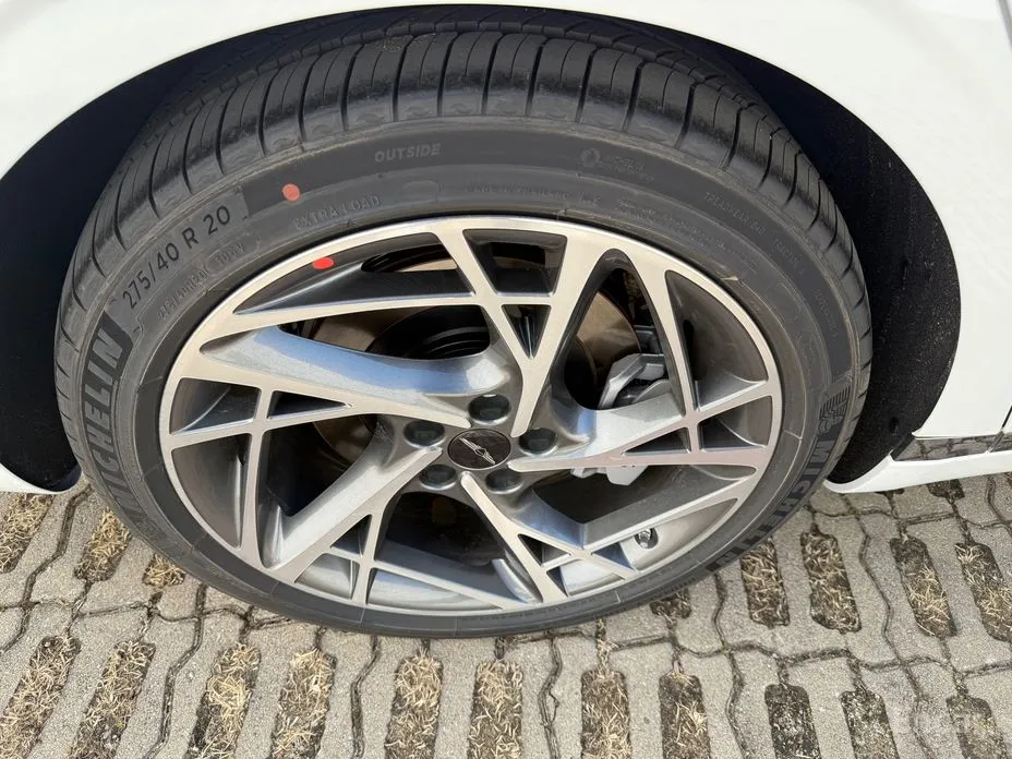 Фото 10 - Genesis G90