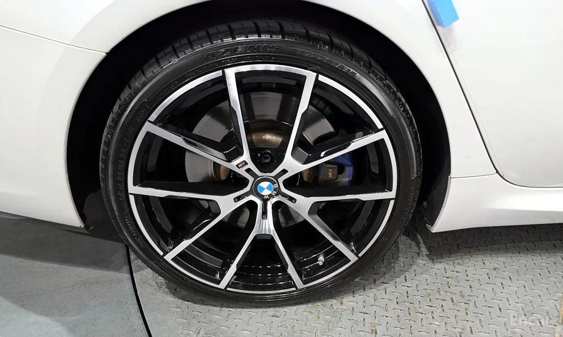 Photo 5 - BMW 8 Series