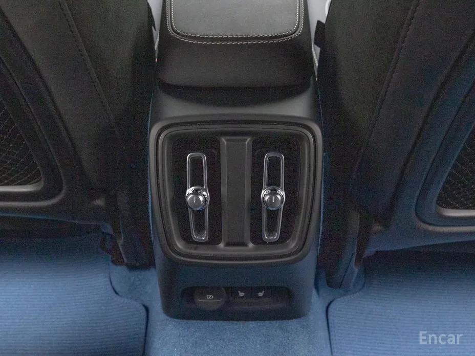 Фото 15 - Volvo C40