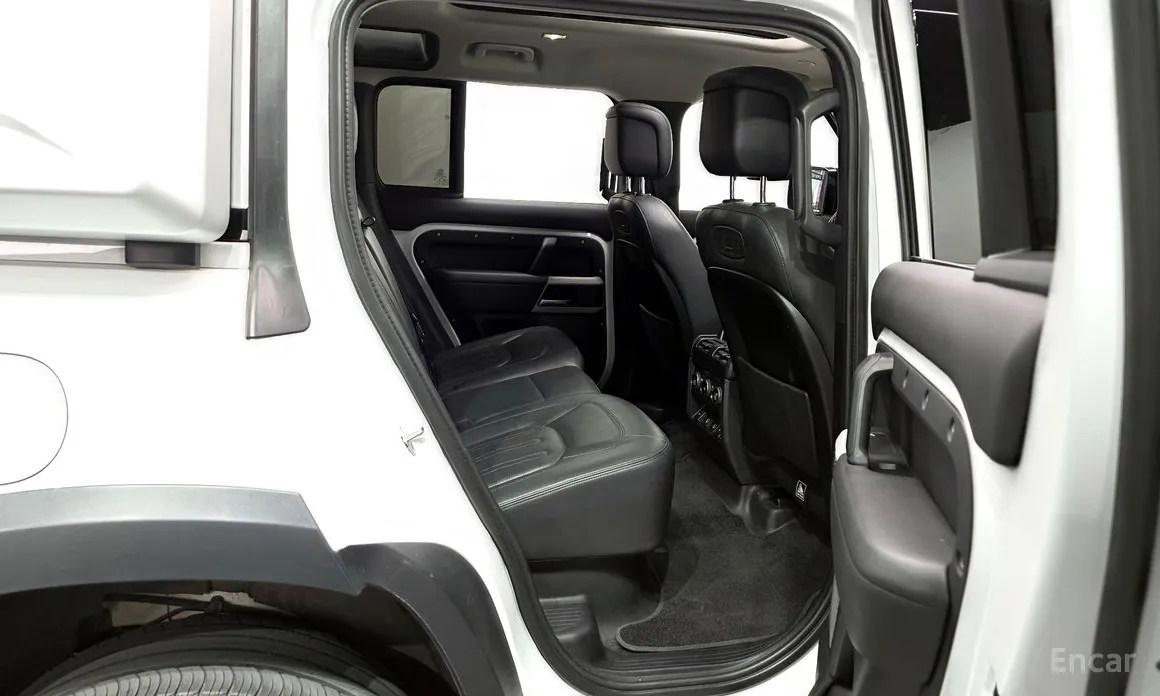 Photo 12 - Land Rover Defender