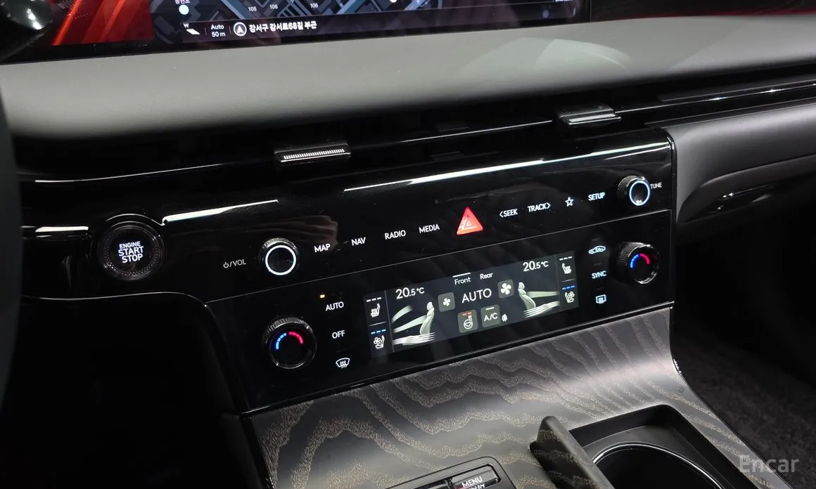 Photo 17 - Genesis G80