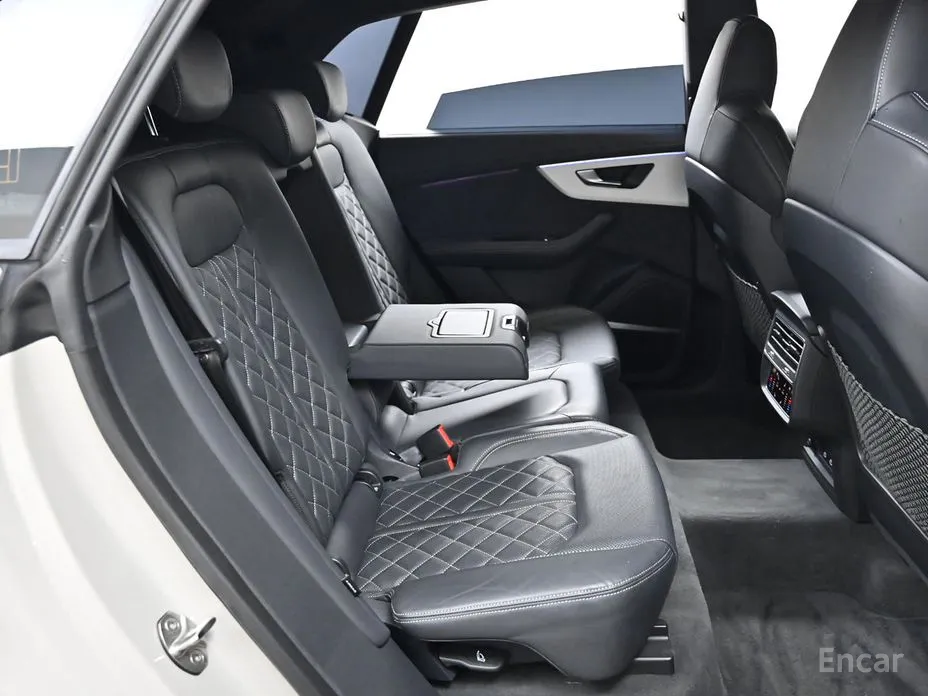 Фото 11 - Audi Q8