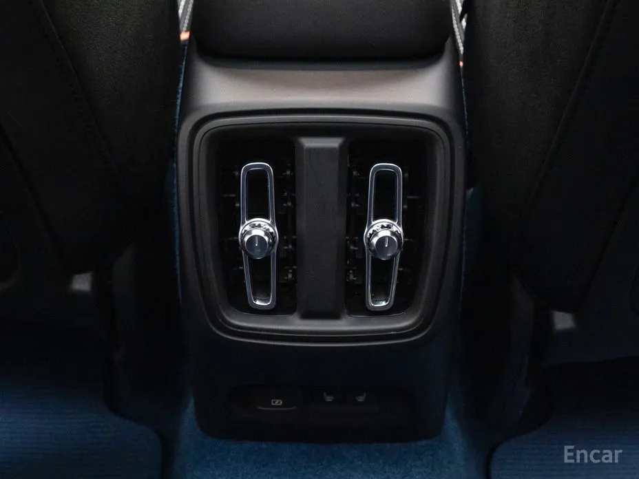 Фото 12 - Volvo C40