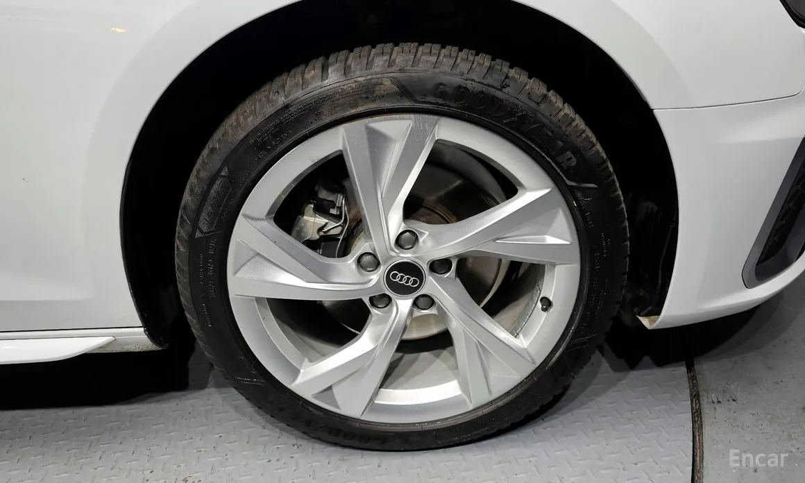 Фото 5 - Audi A4