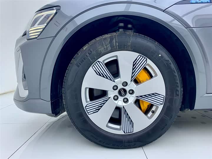 Фото 6 - Audi e-tron