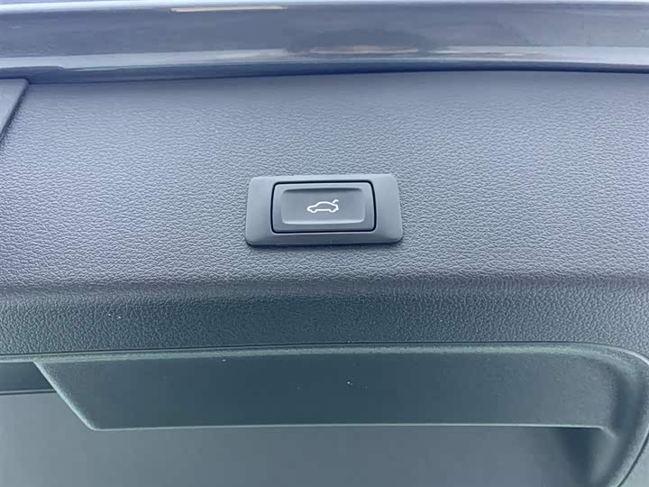 Фото 9 - Audi e-tron