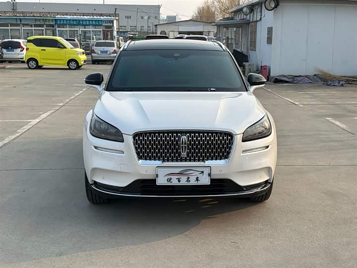 Фото 2 - Lincoln Corsair