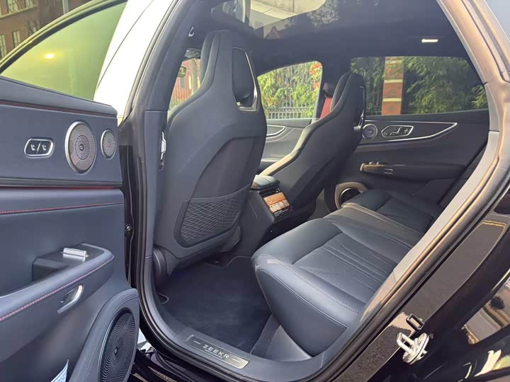 Фото 8 - Zeekr 001