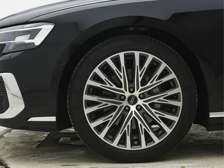 Фото 6 - Audi A8