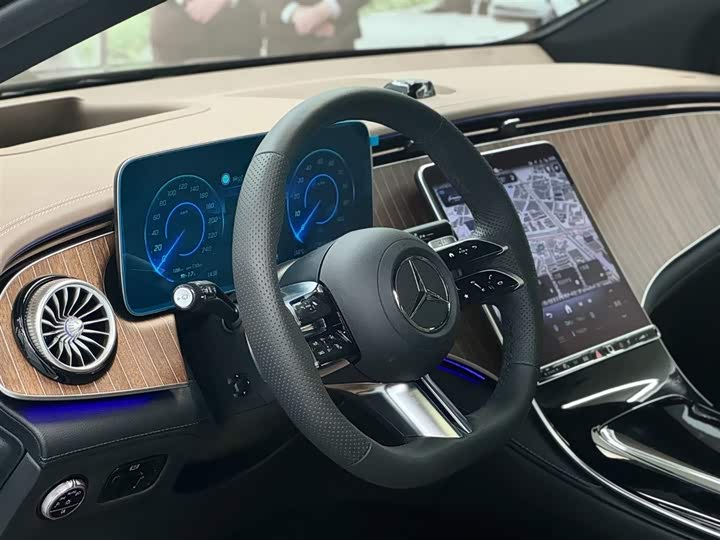 Photo 7 - Mercedes-Benz EQE SUV