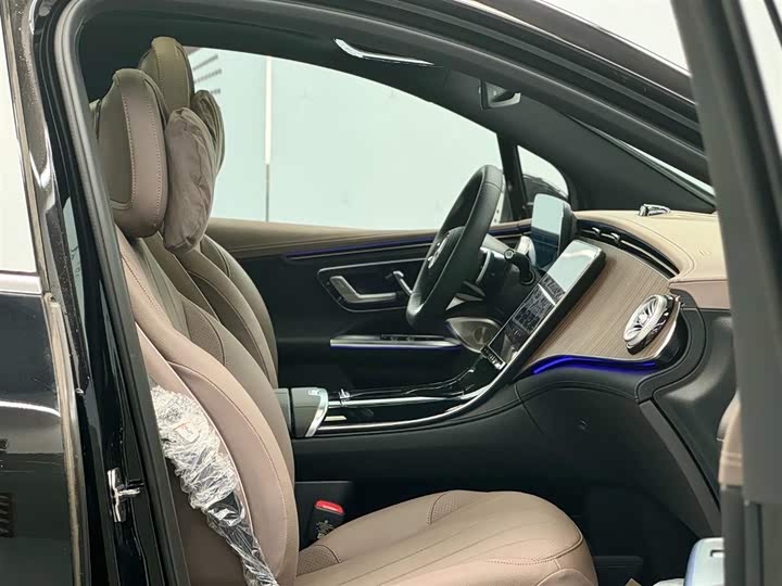 Photo 9 - Mercedes-Benz EQE SUV