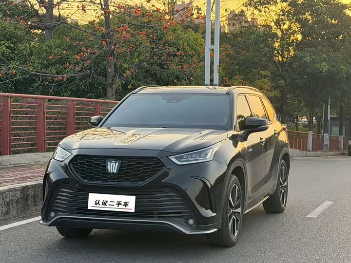 Photo 1 - Toyota Crown Kluger