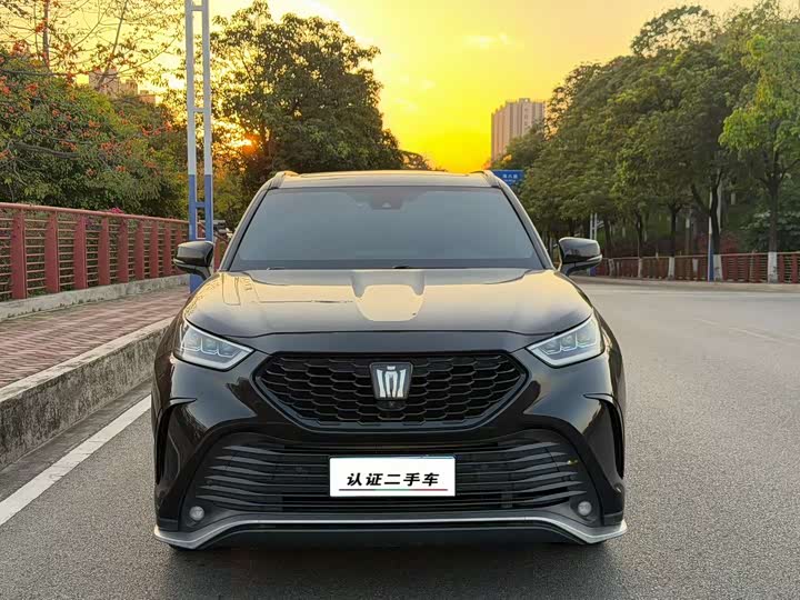 Photo 2 - Toyota Crown Kluger