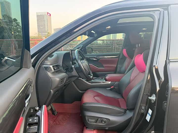 Photo 8 - Toyota Crown Kluger