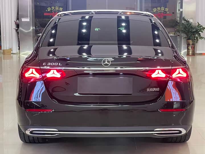 Фото 9 - Mercedes-Benz E-Class