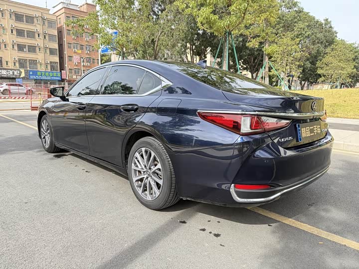 Фото 5 - Lexus ES