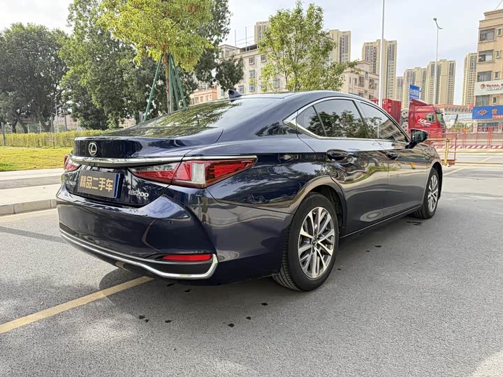 Фото 6 - Lexus ES