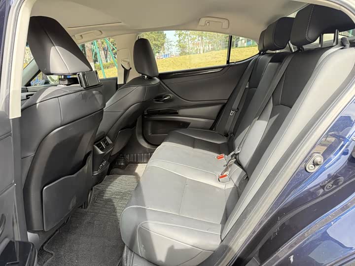 Фото 7 - Lexus ES