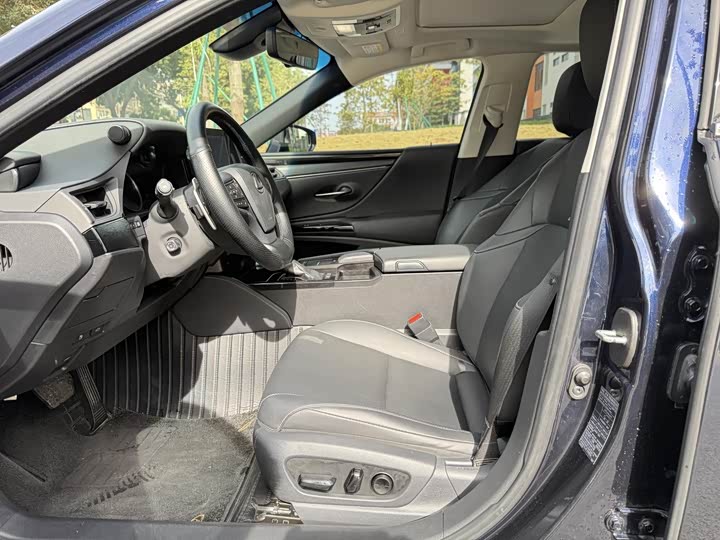 Фото 8 - Lexus ES