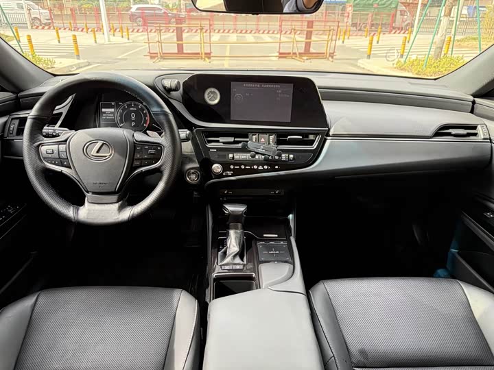 Фото 9 - Lexus ES
