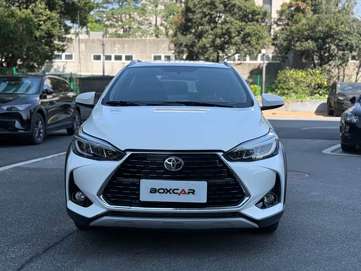 Фото 2 - Toyota Yaris L Hatchback