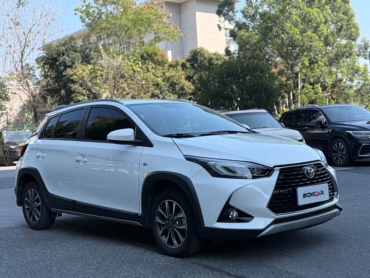 Фото 3 - Toyota Yaris L Hatchback