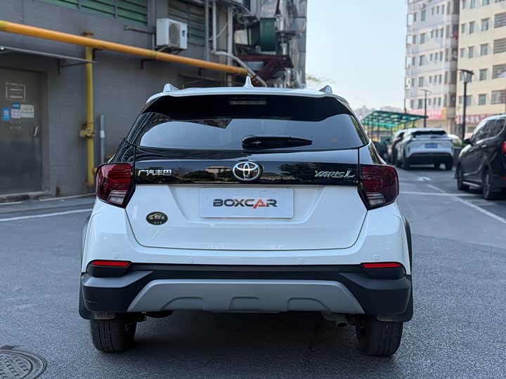 Фото 4 - Toyota Yaris L Hatchback