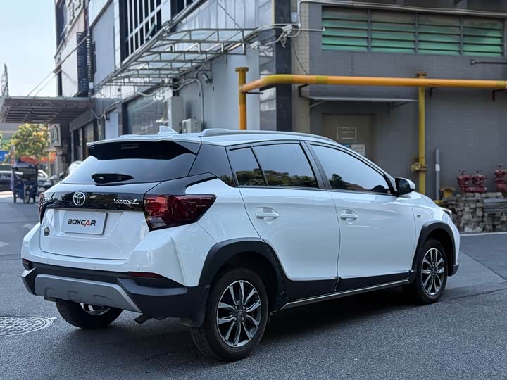 Фото 5 - Toyota Yaris L Hatchback