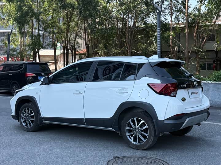 Фото 6 - Toyota Yaris L Hatchback