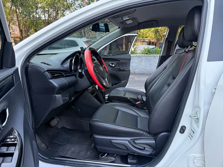 Фото 7 - Toyota Yaris L Hatchback