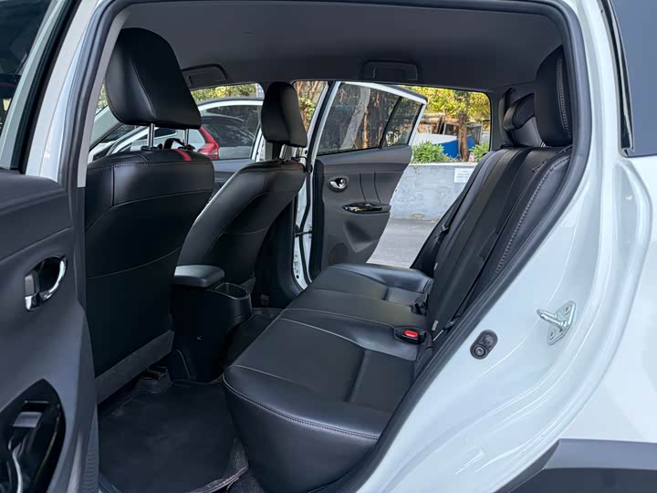 Фото 8 - Toyota Yaris L Hatchback