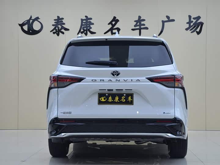 Фото 3 - Toyota Granvia
