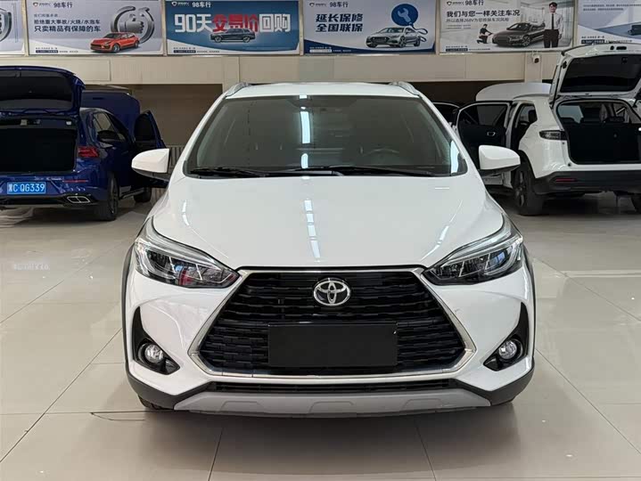 Photo 2 - Toyota Yaris L Hatchback