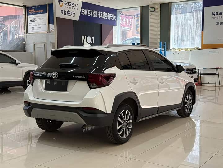 Photo 4 - Toyota Yaris L Hatchback