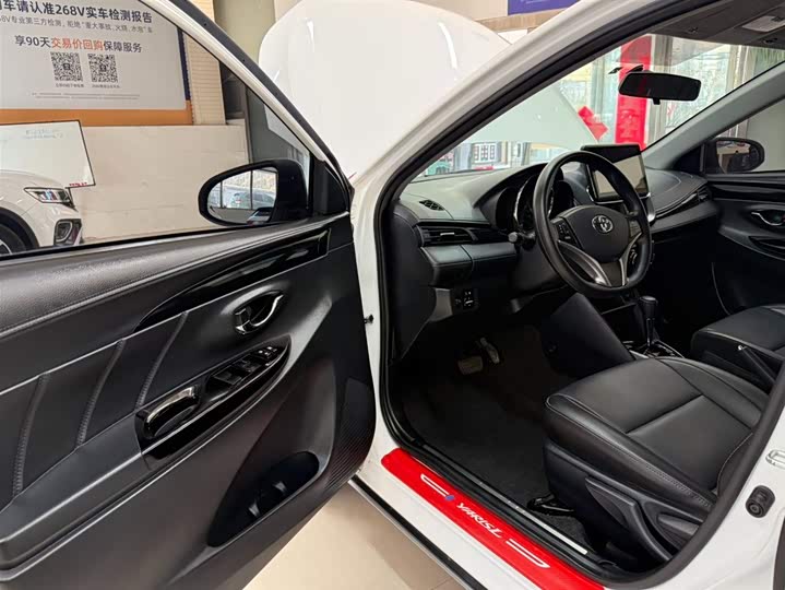 Photo 8 - Toyota Yaris L Hatchback