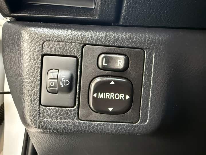 Photo 9 - Toyota Yaris L Hatchback