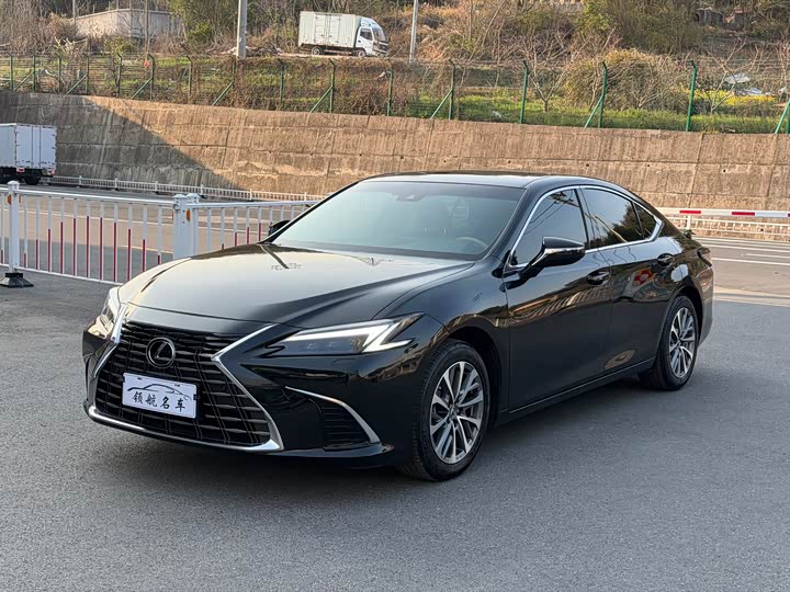 Фото 1 - Lexus ES