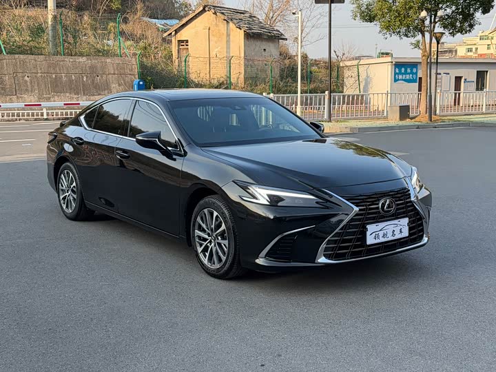 Фото 3 - Lexus ES