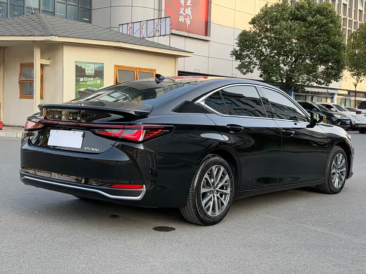 Фото 4 - Lexus ES