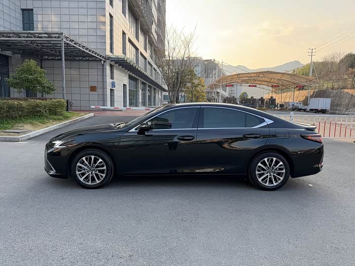 Фото 5 - Lexus ES