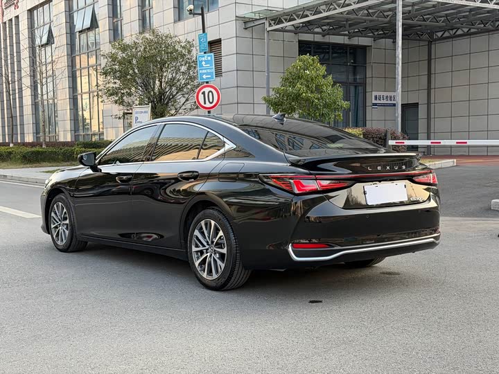 Фото 6 - Lexus ES