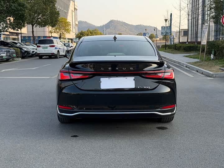 Фото 7 - Lexus ES