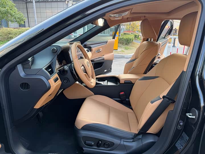 Фото 8 - Lexus ES