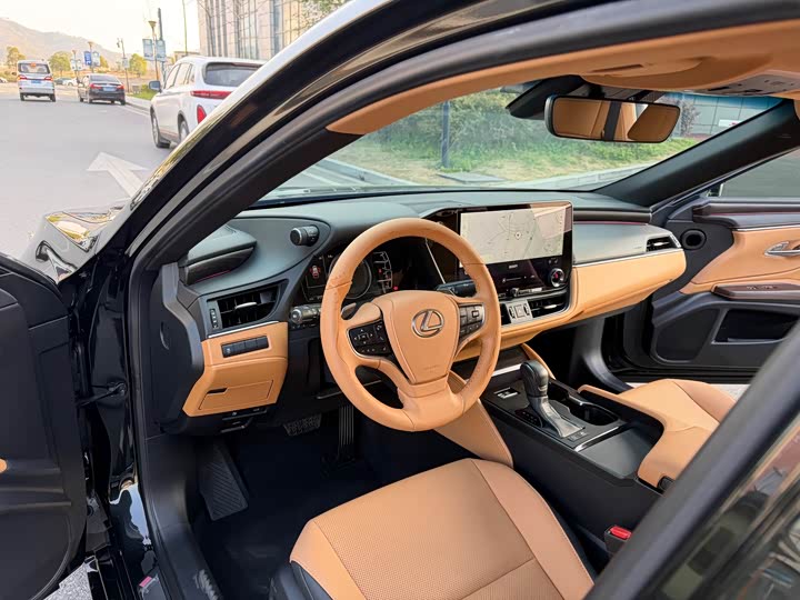 Фото 9 - Lexus ES