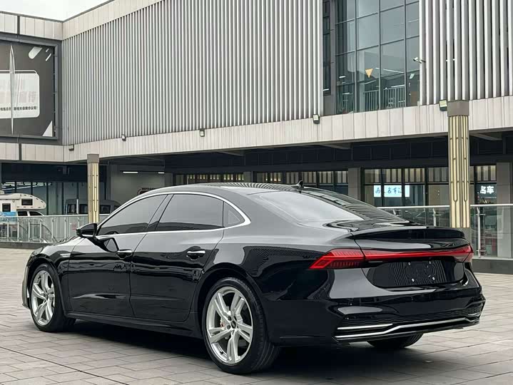 Фото 9 - Audi A7L