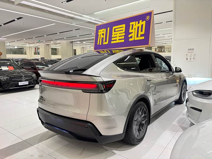 Photo 4 - Tesla Model Y