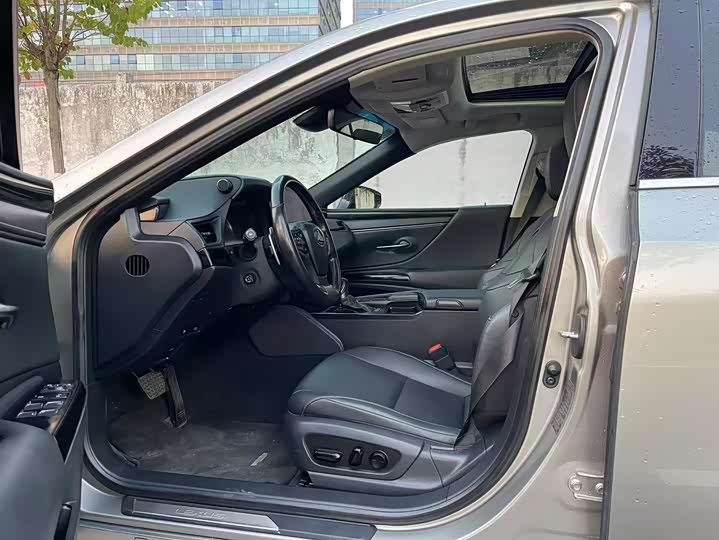 Фото 4 - Lexus ES